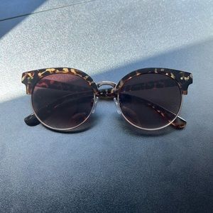 Great tortoise shell round sunglasses